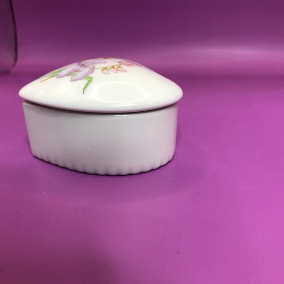 Porcelain Heart Trinket Box Lillies and Butterfly Design 3'x3' for Rings Perfect - Picture 3 of 10